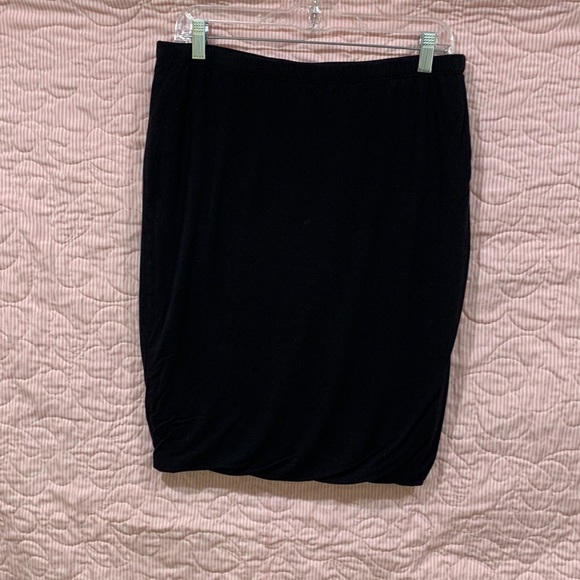 Black straight skirt with bubble hem - Picture 5 of 5